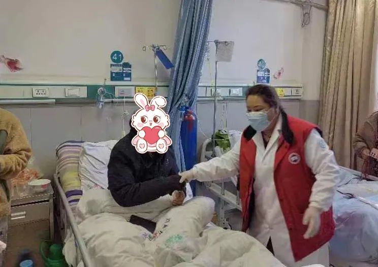 西藏阜康医院领导节日期间亲切慰问患者和在岗医务人员