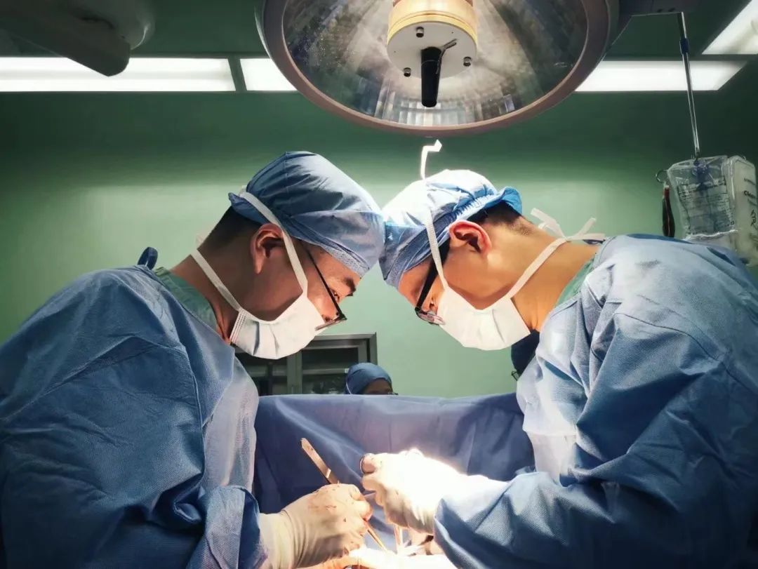 延安大学附属医院肝胆胰外科成功救治两名腹腔大出血急诊患者