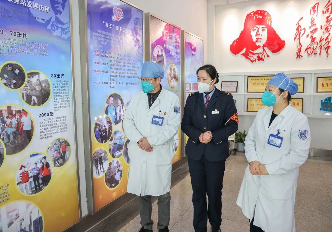 南京江北医院客服部与南京站「158」雷锋服务站春运首日为旅客送温暖、送健康