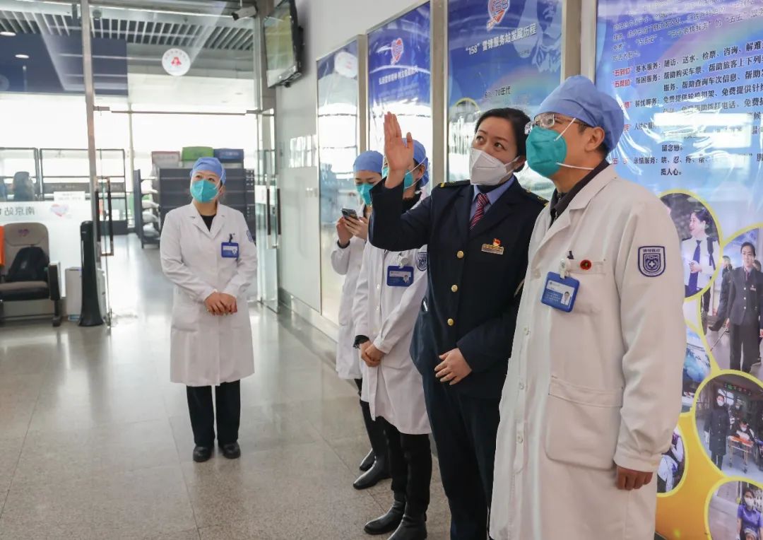 南京江北医院客服部与南京站「158」雷锋服务站春运首日为旅客送温暖、送健康
