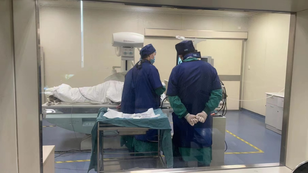 南京江北医院医生不开刀为「镜面人」成功解除胆道梗阻病痛