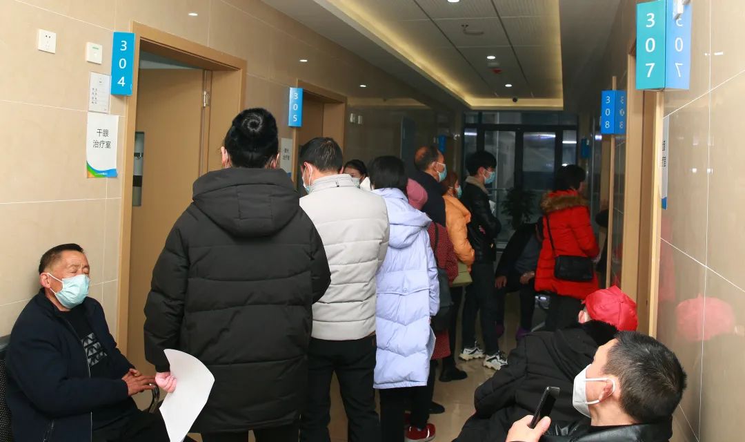 面对节后就诊高峰，合江县人民医院志愿者在行动