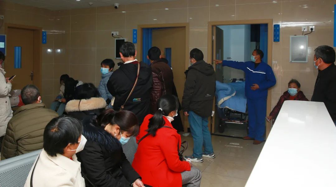 面对节后就诊高峰，合江县人民医院志愿者在行动