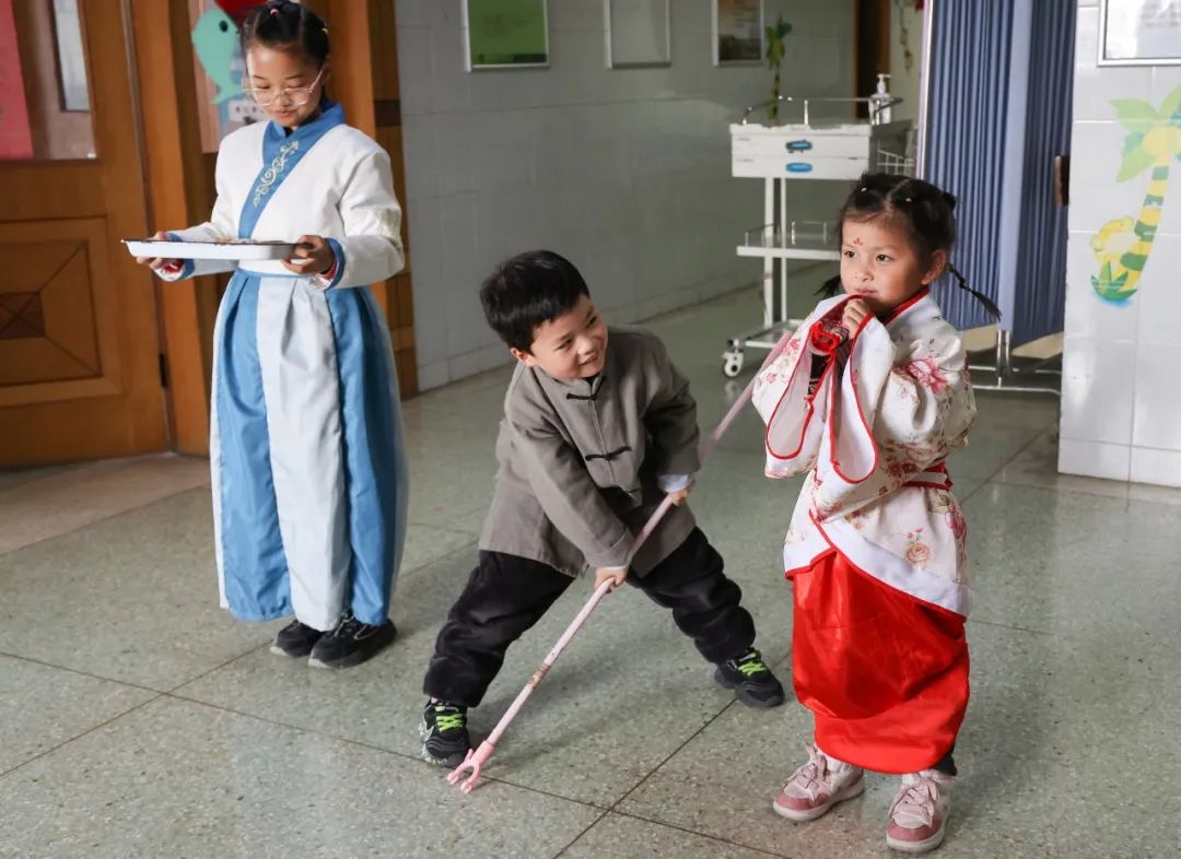 为了哄孩子们开心，南京江北医院儿科「拼了」！