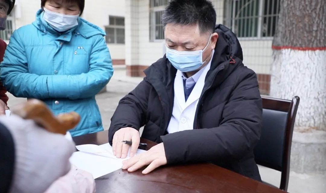 西安高新医院与西安市第一社会福利院举行医联体合作签约授牌仪式及义诊活动