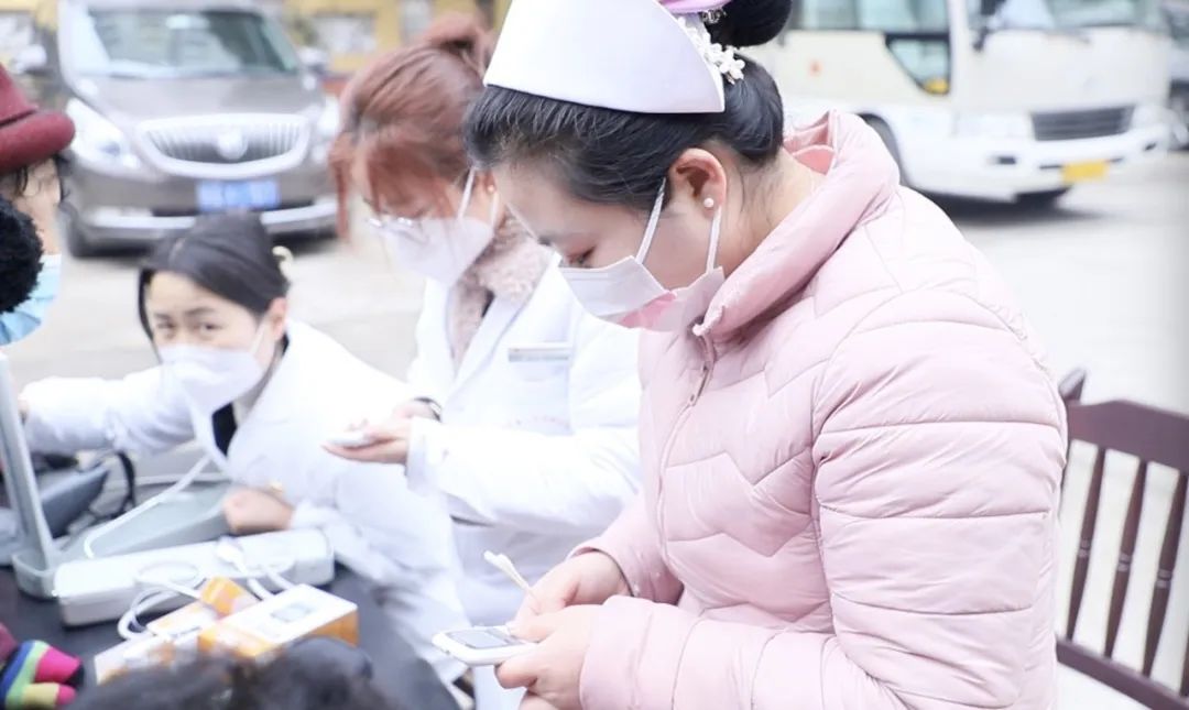 西安高新医院与西安市第一社会福利院举行医联体合作签约授牌仪式及义诊活动