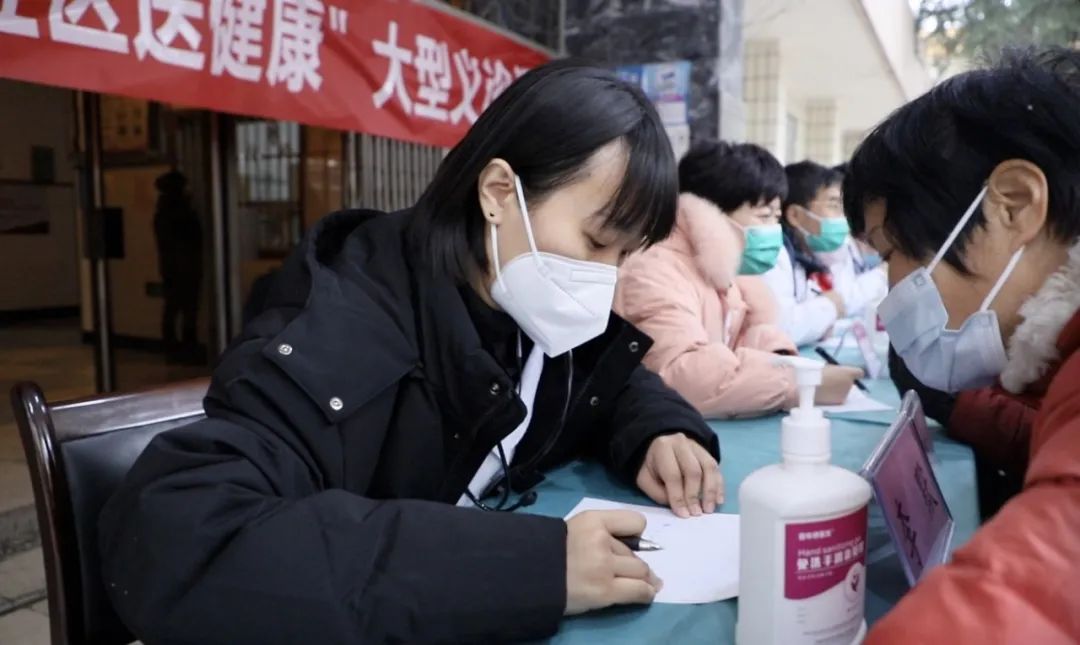 西安高新医院与西安市第一社会福利院举行医联体合作签约授牌仪式及义诊活动