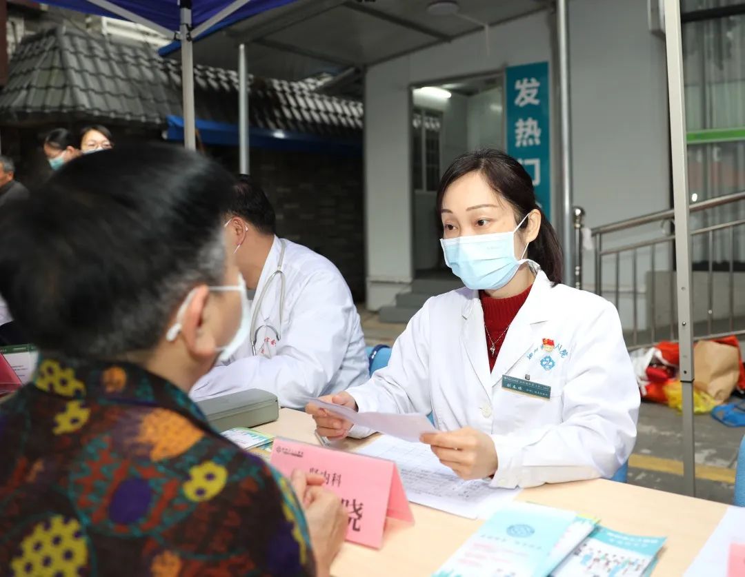 柳州市红十字会医院举行百名博士下基层暨「慢性病规范化管理进社区」义诊活动