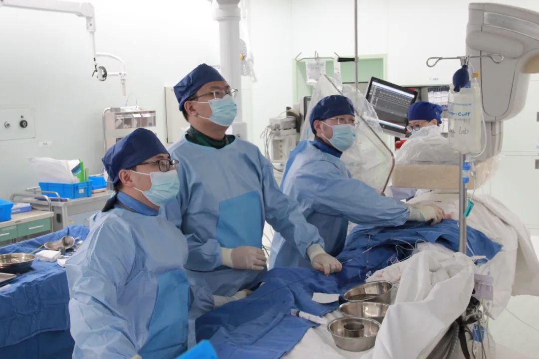 德达首例 | 黄连军教授介入团队成功植入腹主动脉新型 IBE 支架