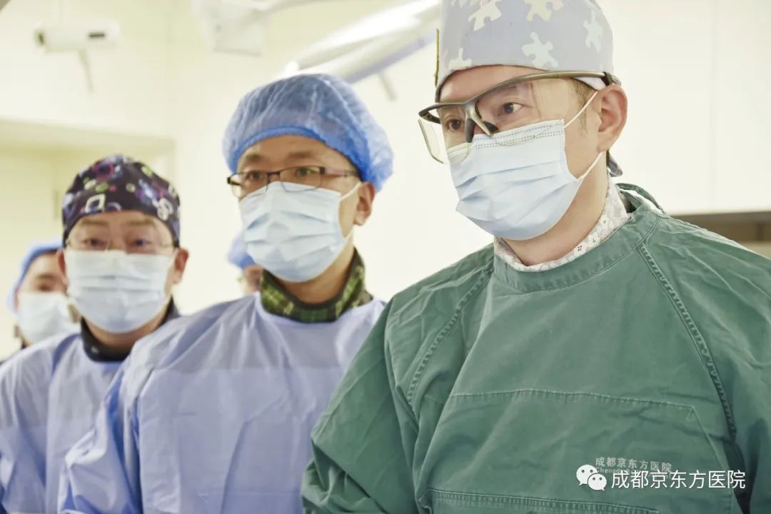 男子血管钙化硬如石，振波球囊技术碎「石」打通生命线