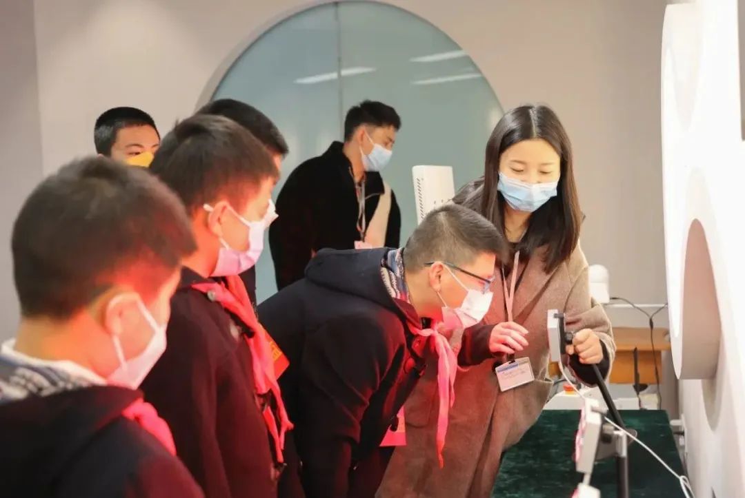 飘扬的红领巾，成都市泡桐树小学文明就医志愿服务队走进银海眼科