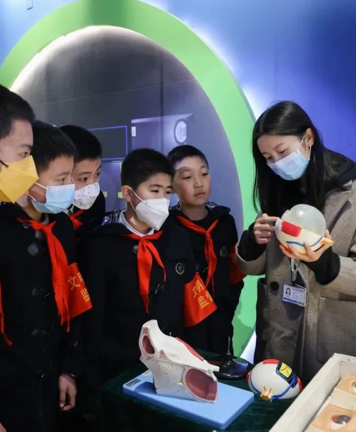 飘扬的红领巾，成都市泡桐树小学文明就医志愿服务队走进银海眼科