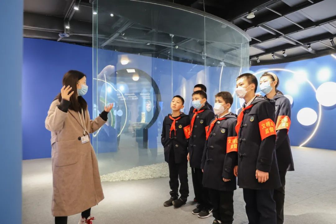 飘扬的红领巾，成都市泡桐树小学文明就医志愿服务队走进银海眼科