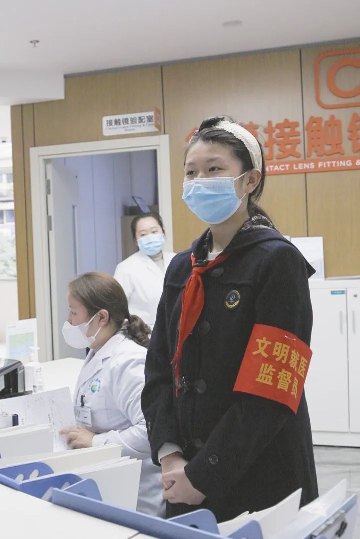 飘扬的红领巾，成都市泡桐树小学文明就医志愿服务队走进银海眼科