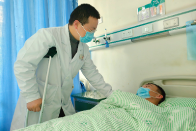 「病人」惦记着病人——绵阳市第三人民医院医生腿绑绷带做手术