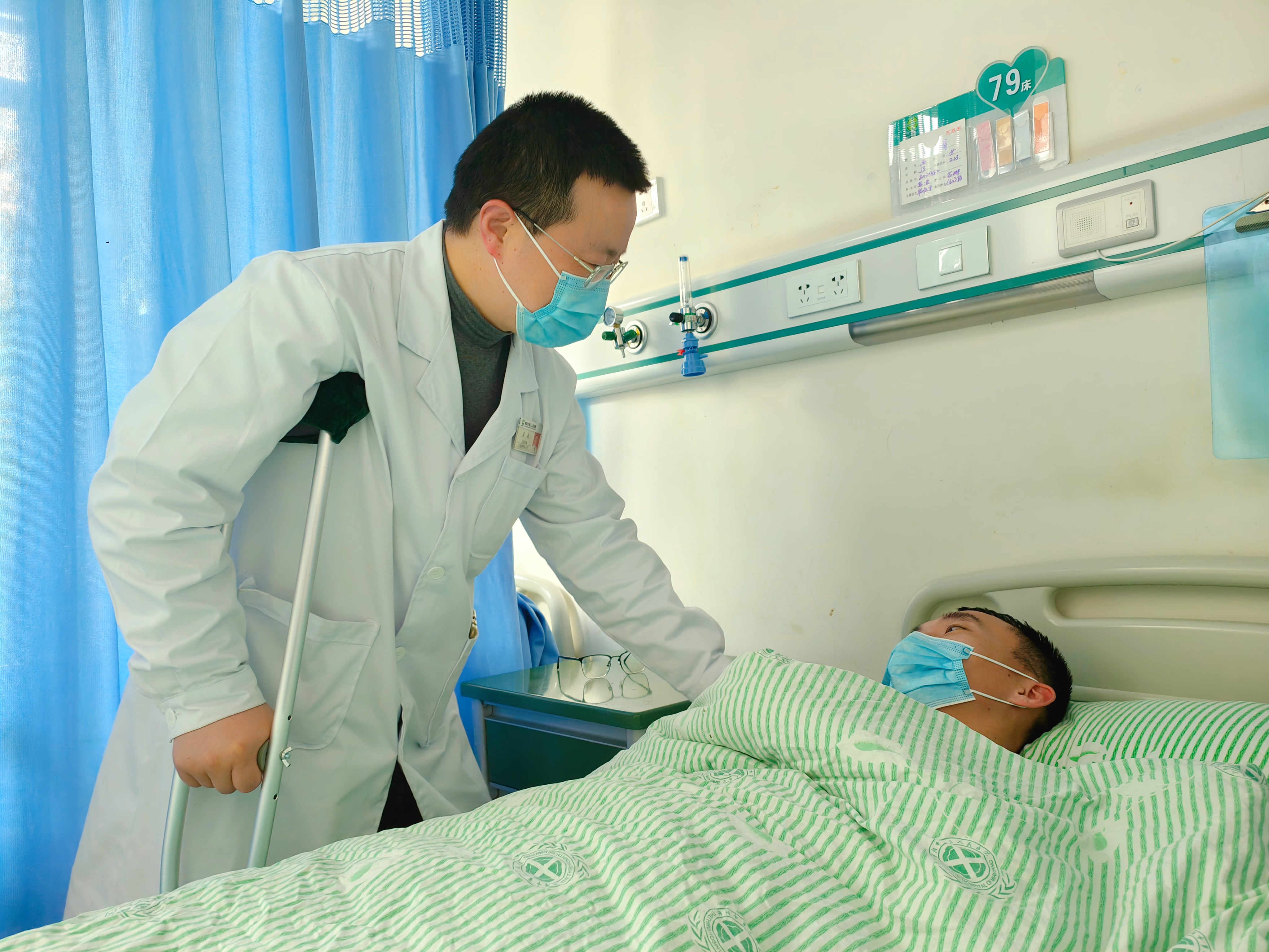 「病人」惦记着病人——绵阳市第三人民医院医生腿绑绷带做手术