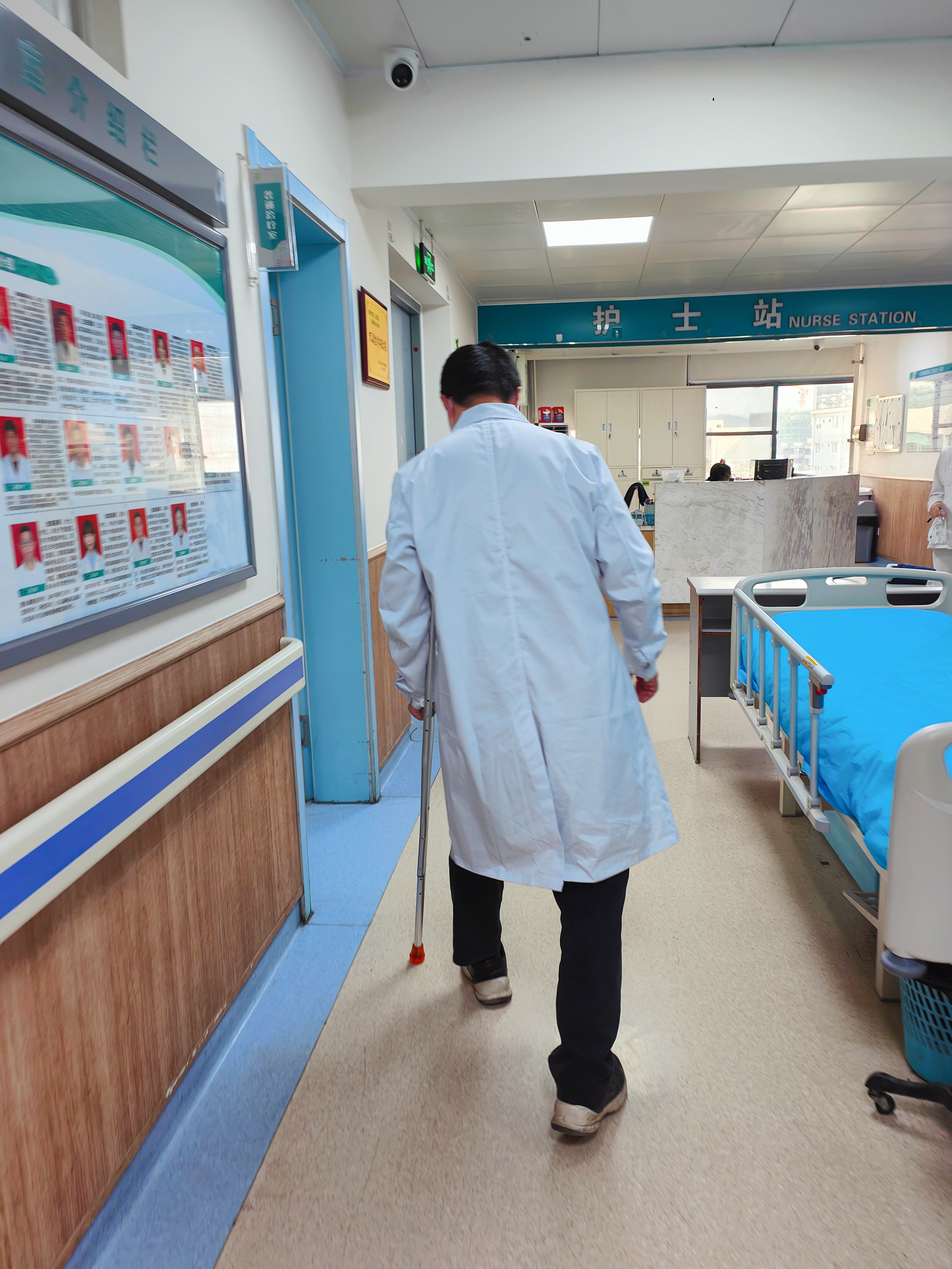 「病人」惦记着病人——绵阳市第三人民医院医生腿绑绷带做手术