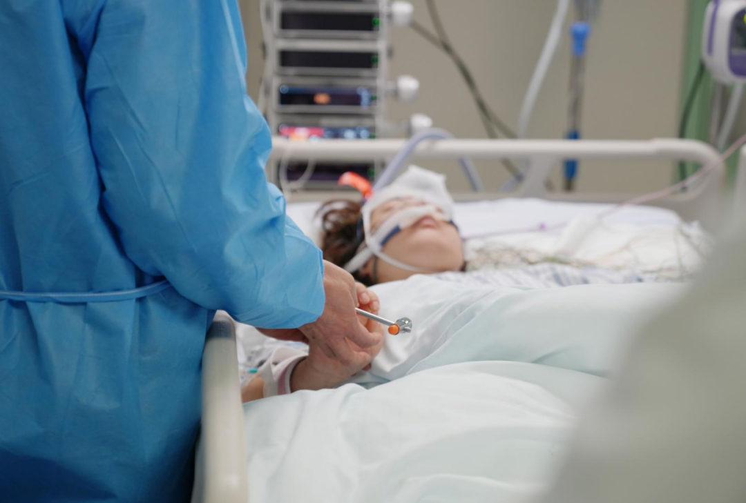 28 岁小姐姐患罕见脑炎昏迷 50 小时，他们「狂飙」一个月重启大脑