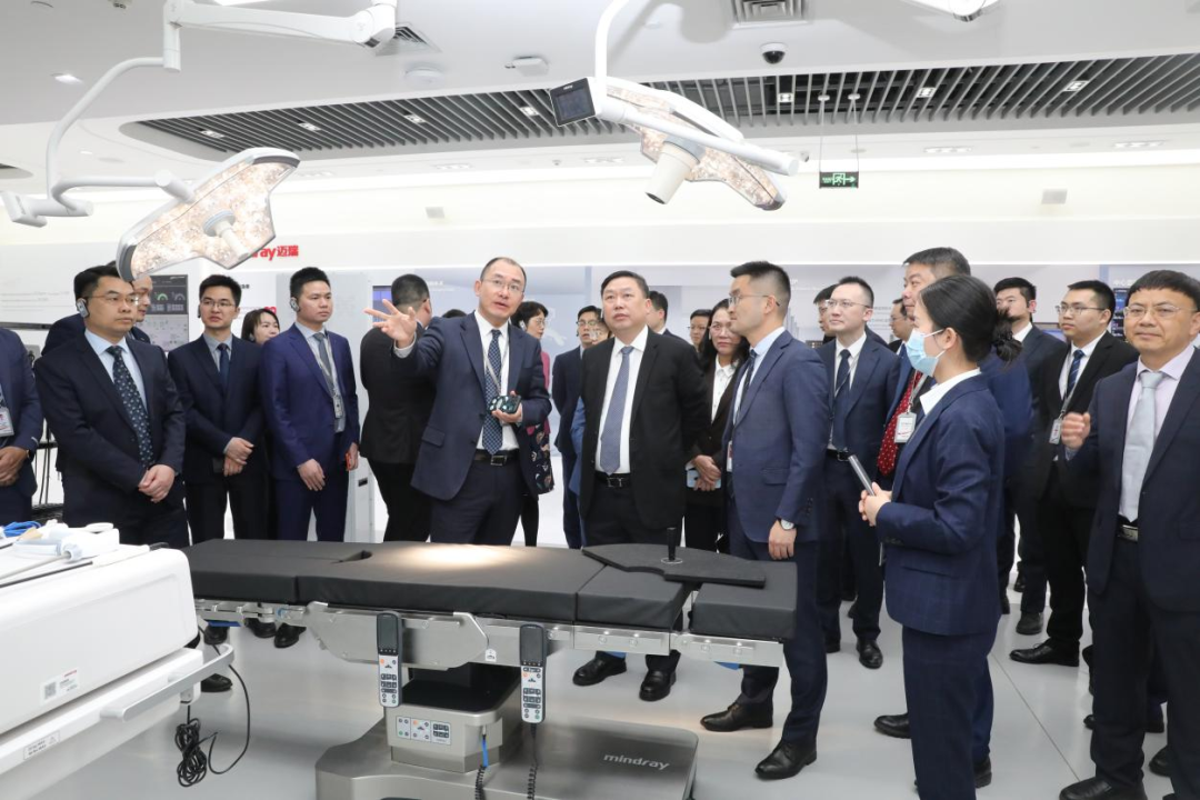 广西医科大学第一附属医院与深圳迈瑞医疗公司签署战略合作协议