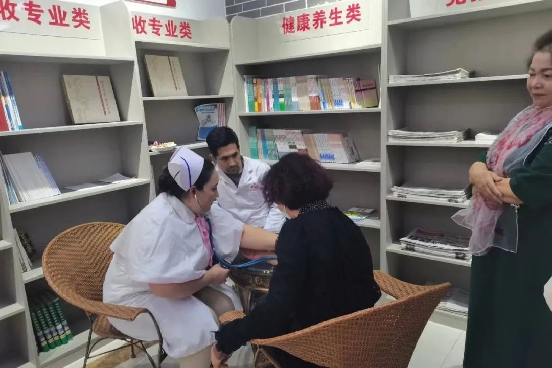 喀什地区第一人民医院组织开展庆祝「三八妇女节」系列活动