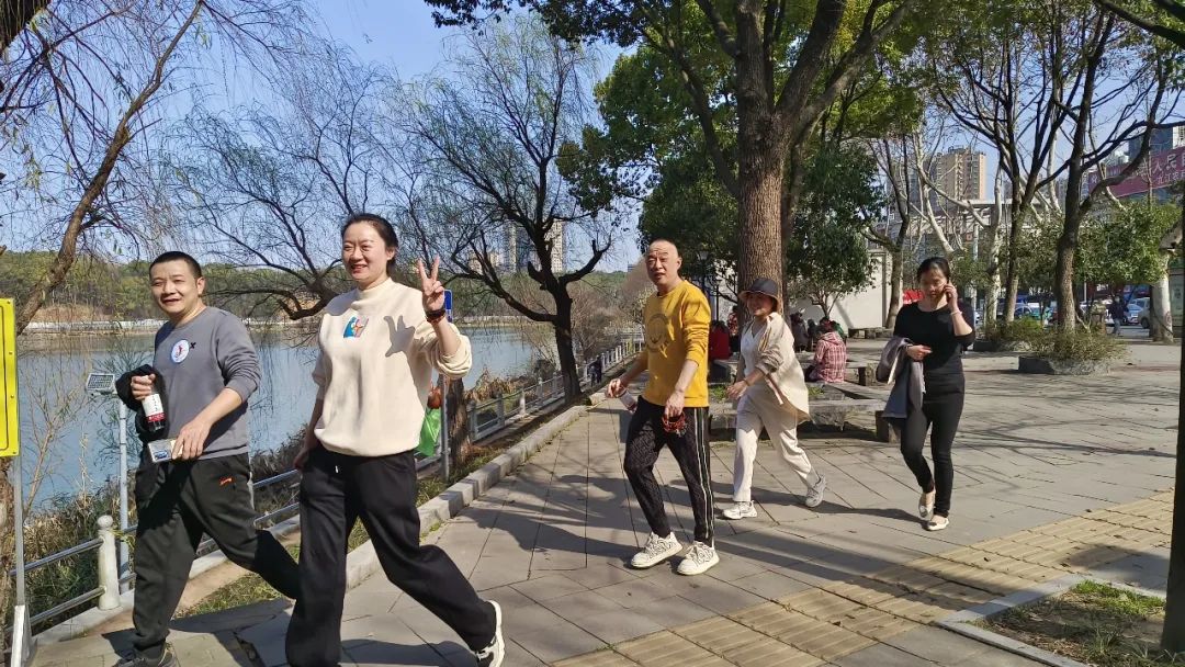 九江市第一人民医院开展迎「三八」国际妇女节环湖竞走活动