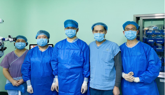 成都中医大银海眼科医院完成首例折叠式人工玻璃体球囊植入术