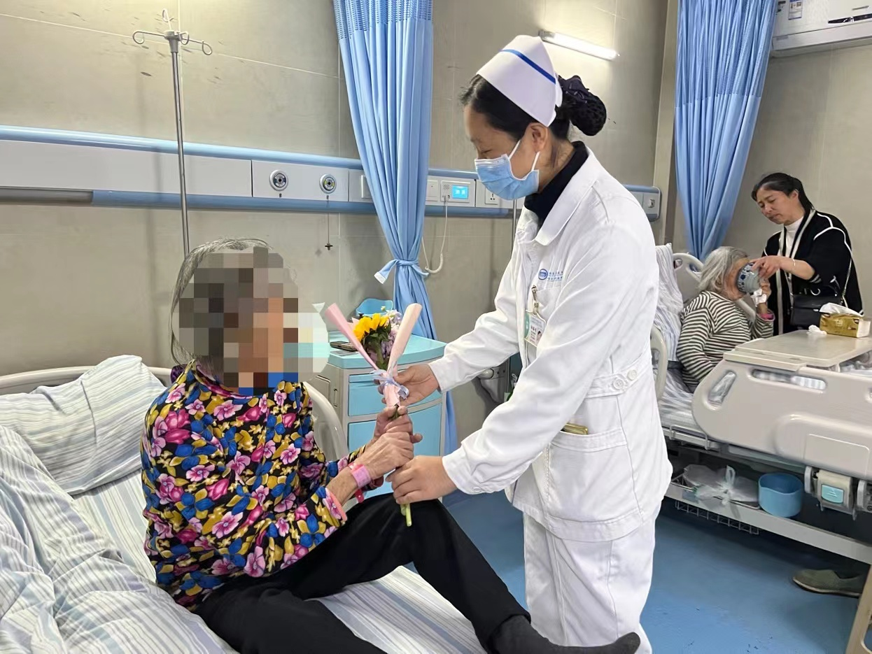 鲜花同心,健康同行|南溪山医院党支部开展活动庆祝妇女节