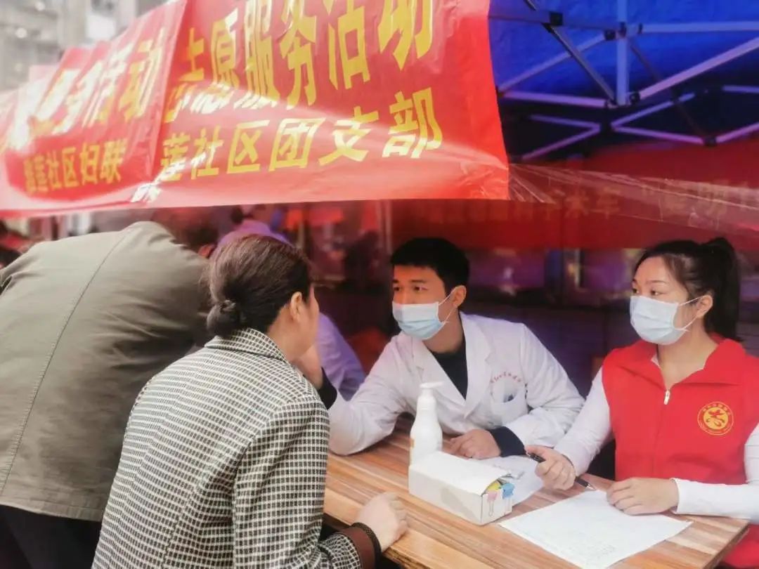 柳州市红十字会医院弘扬雷锋精神，争做新时代的追「锋」人！