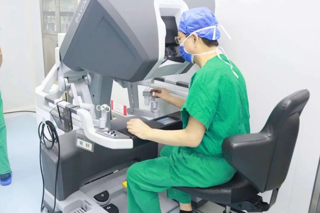 广西壮族自治区人民医院运用达芬奇机器人助乳腺癌患者实现美丽「乳」初