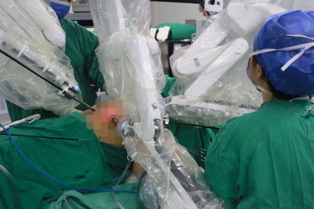 广西壮族自治区人民医院运用达芬奇机器人助乳腺癌患者实现美丽「乳」初