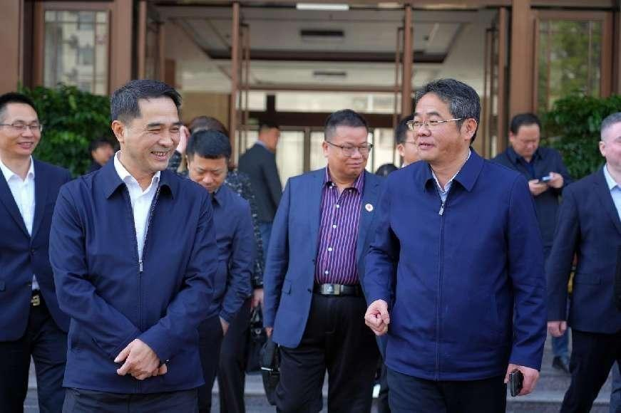 第十五批省卫生人才服务团成员、南昌大学第二附属医院周越博士到万载县中医院挂职锻炼