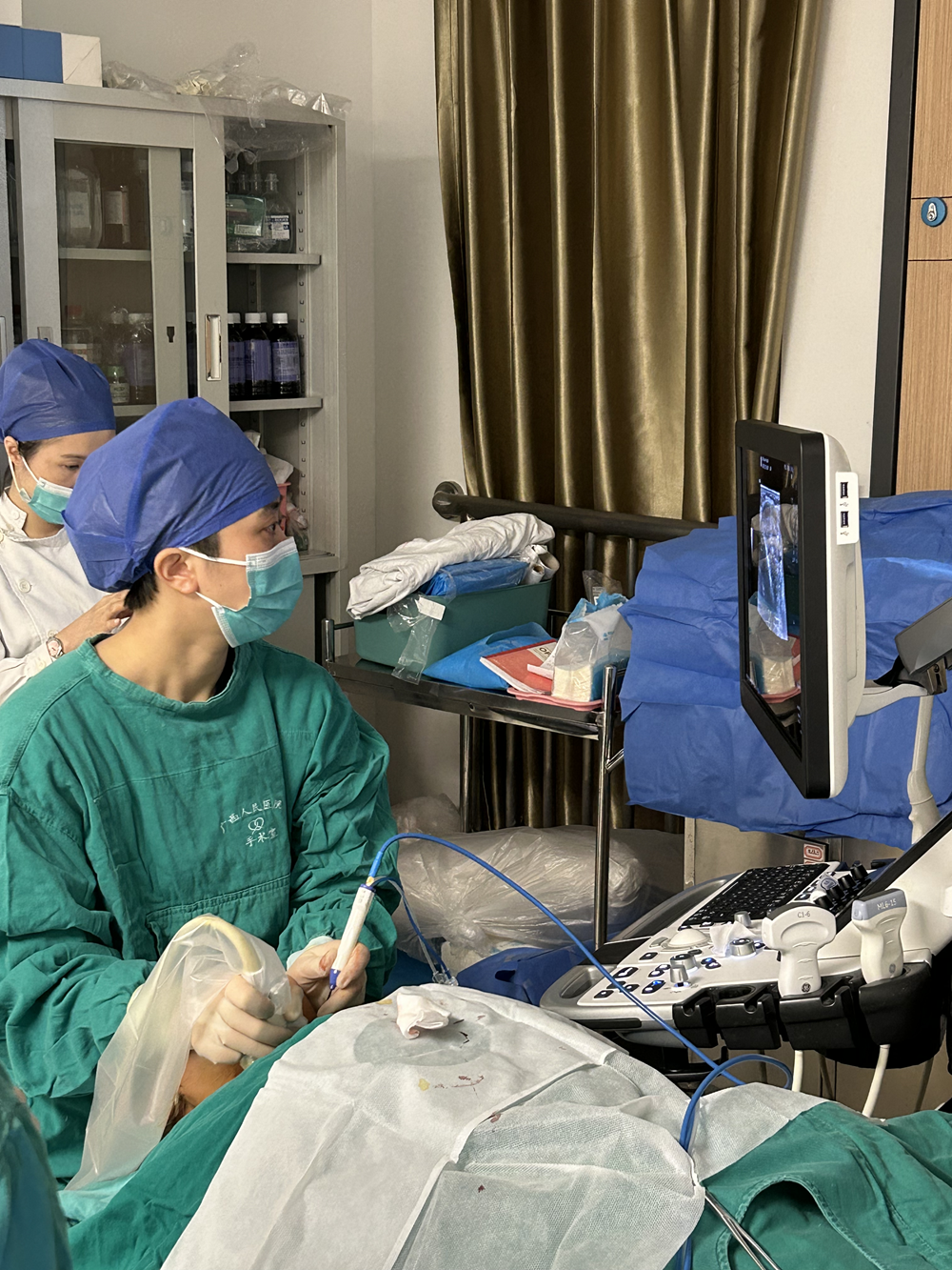 广西壮族自治区人民医院为甲状腺巨大结节患者进行微波消融治疗