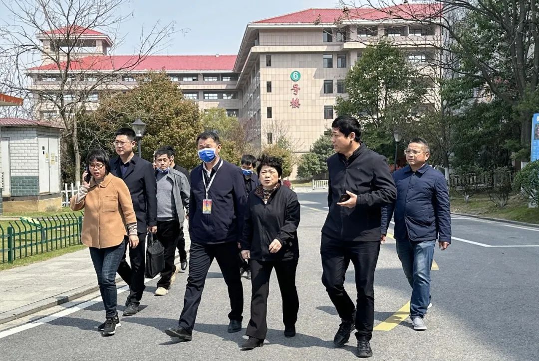 九江市人大常委会副主任、八里湖新区党工委书记刘武爱来九江市第一人民医院实地调研督导创建全国文明城市工作