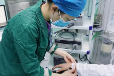 身边的感动——突发结石却依旧坚守岗位的她