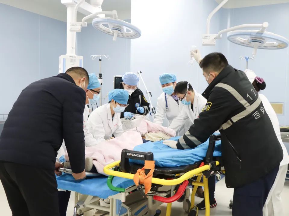 热烈祝贺中国创伤救治联盟「西安高新医院创伤救治中心建设单位」正式授牌！