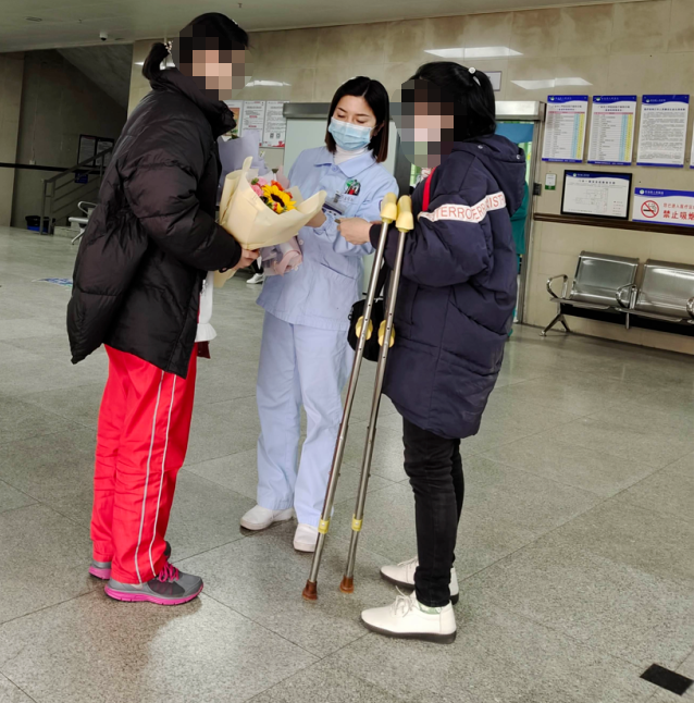 医患情深，两束花的背后是一场来自岳池县人民医院的「爱心接力」