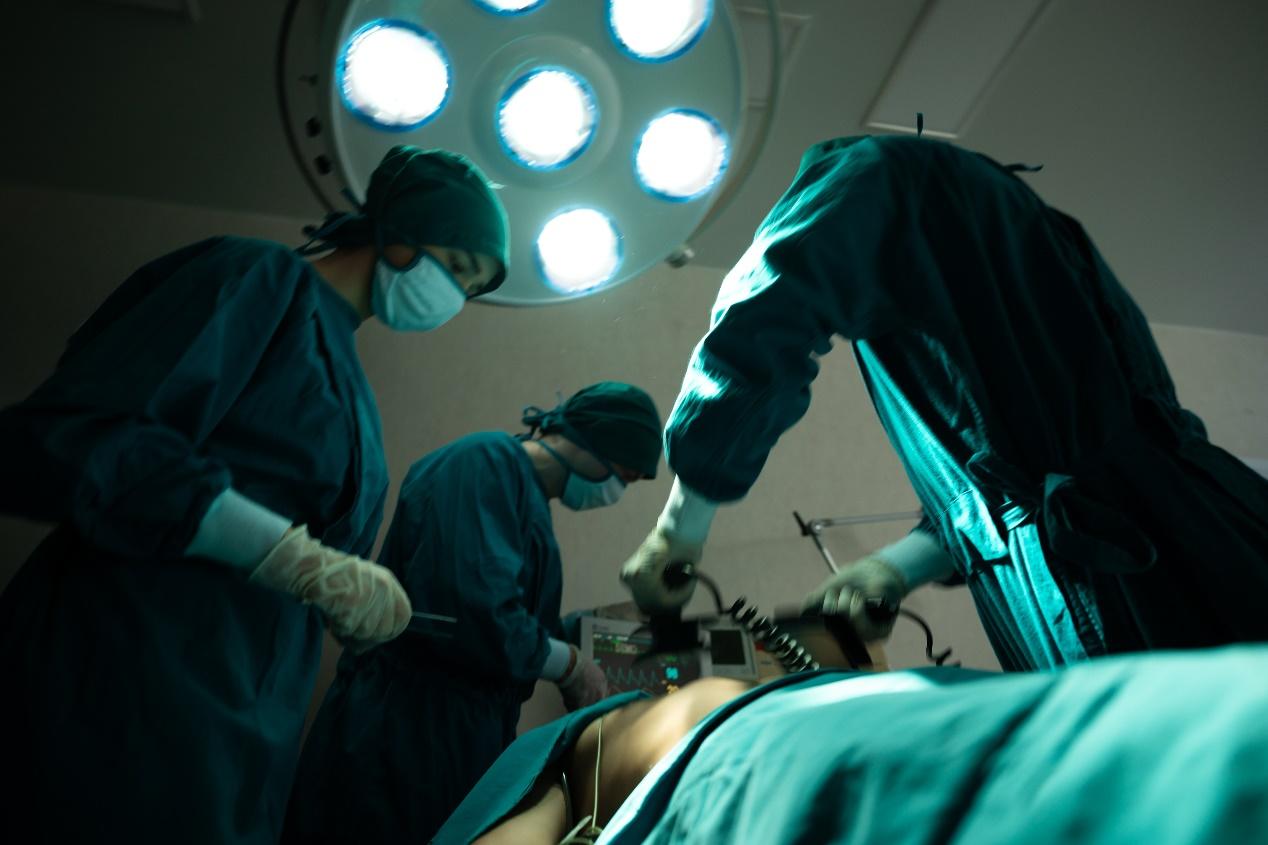 手术室里的生命接力！成都京东方医院泌尿外科携手多学科专家铲除巨大肾上腺肿瘤