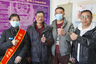 老人接到派出所的电话后，乐得合不拢嘴