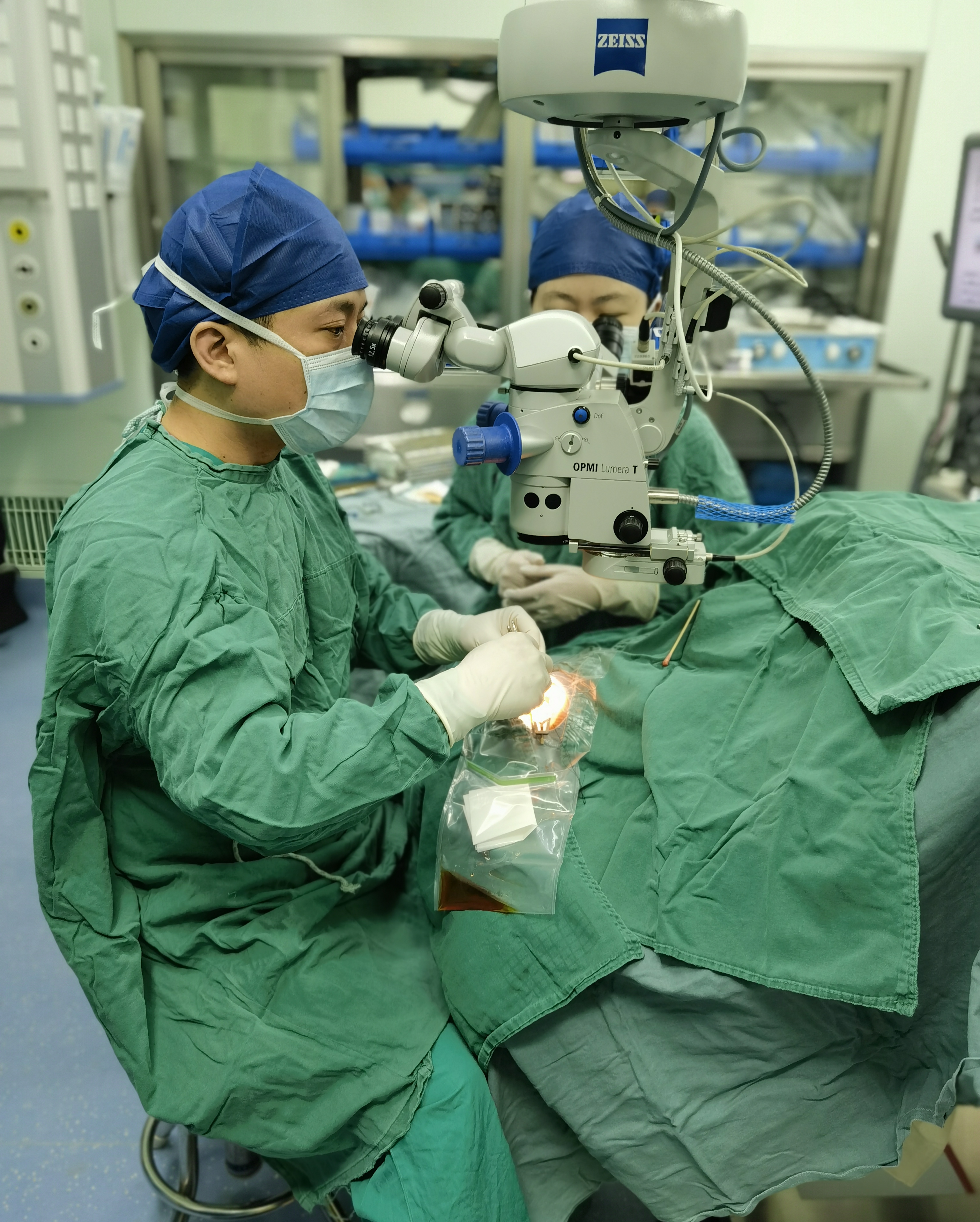 近视高达 2000 度 眼球随时可能被「吹爆」 后巩膜加固系统拯救 30 岁女子「失控」 的视力