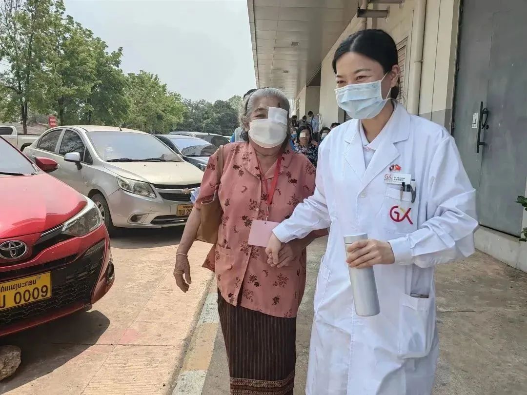柳州市红十字会医院援老挝医疗队首个工作日圆满完成 23 例复明手术
