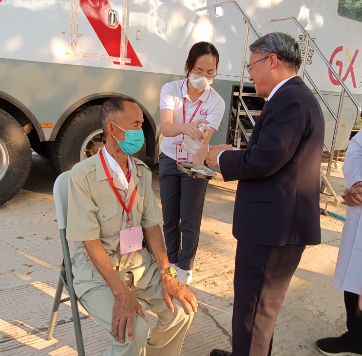 驻老挝大使姜再冬慰问柳州市红十字会医院援老挝医疗队