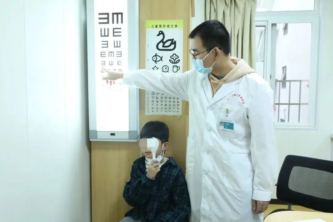 健康守护，与爱「童」行——柳州市红十字会医院开展视力异常和矮身高义诊活动