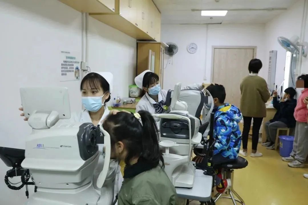 健康守护，与爱「童」行——柳州市红十字会医院开展视力异常和矮身高义诊活动