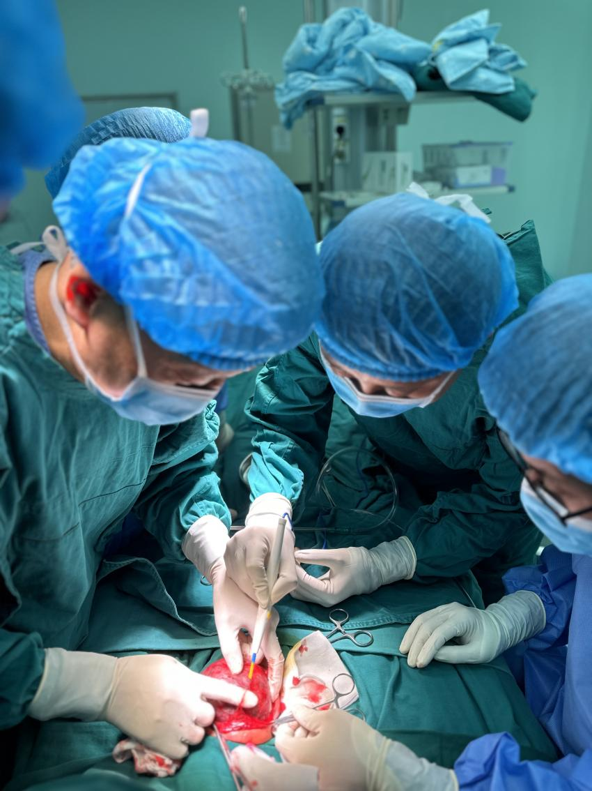 胎儿肿瘤压迫气道,一出生就经历浩劫!