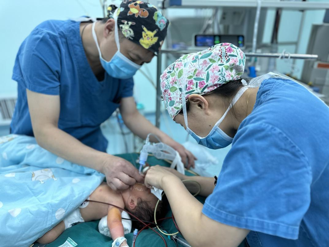 胎儿肿瘤压迫气道,一出生就经历浩劫!