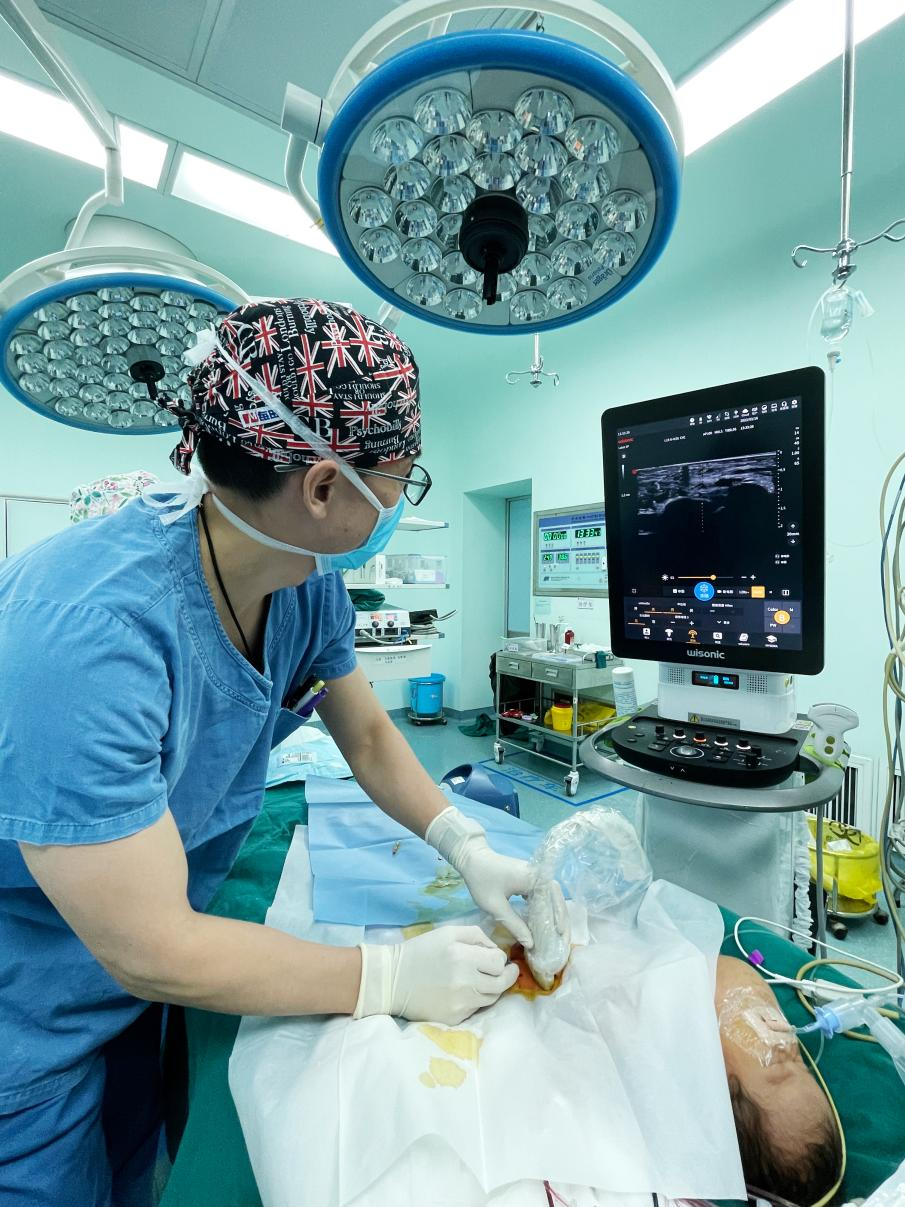 胎儿肿瘤压迫气道,一出生就经历浩劫!