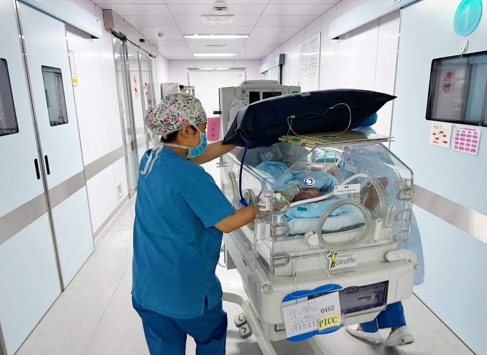 胎儿肿瘤压迫气道,一出生就经历浩劫!