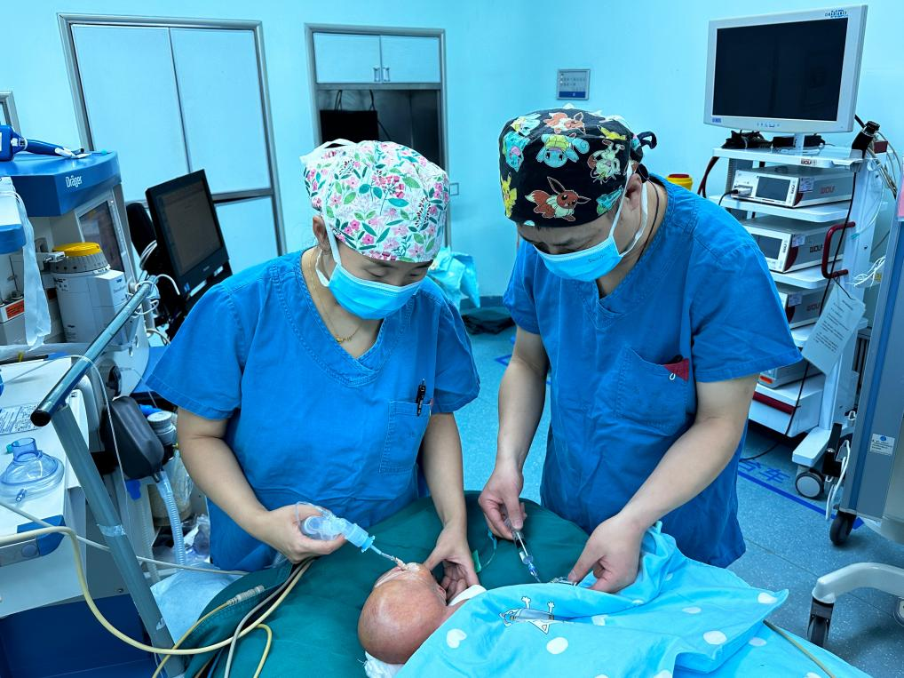 胎儿肿瘤压迫气道,一出生就经历浩劫!