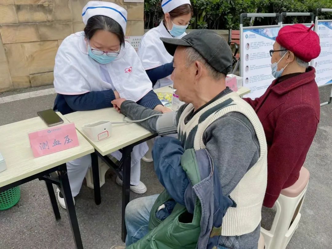 成都誉美医院巡诊进社区——东城映像 A 区