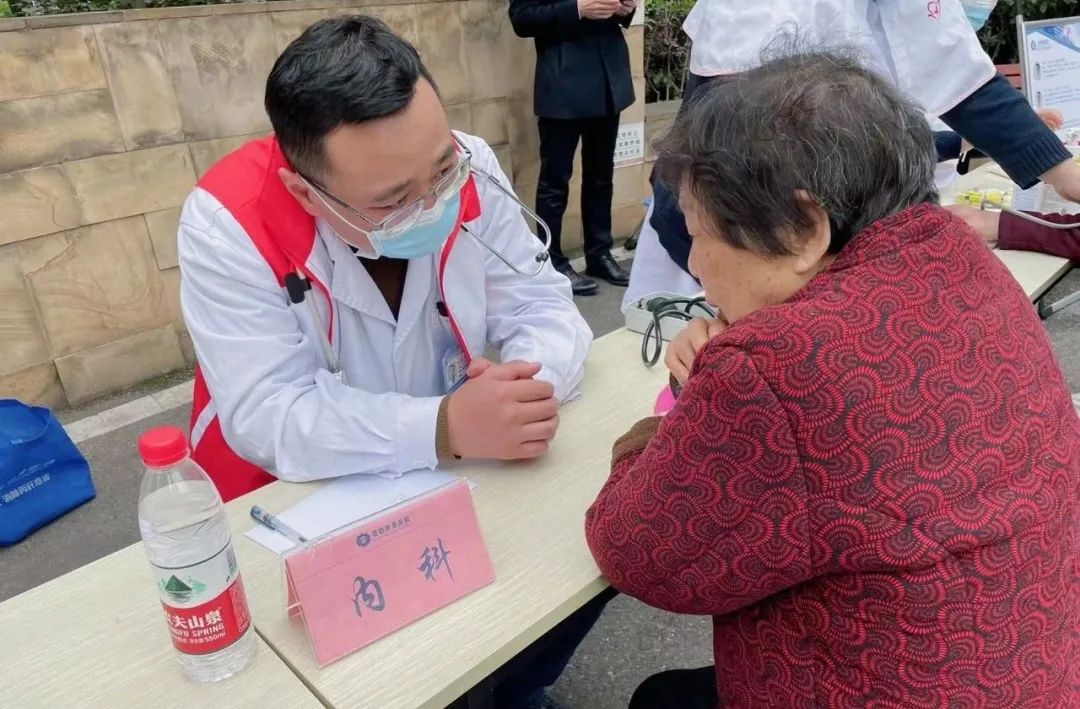 成都誉美医院巡诊进社区——东城映像 A 区